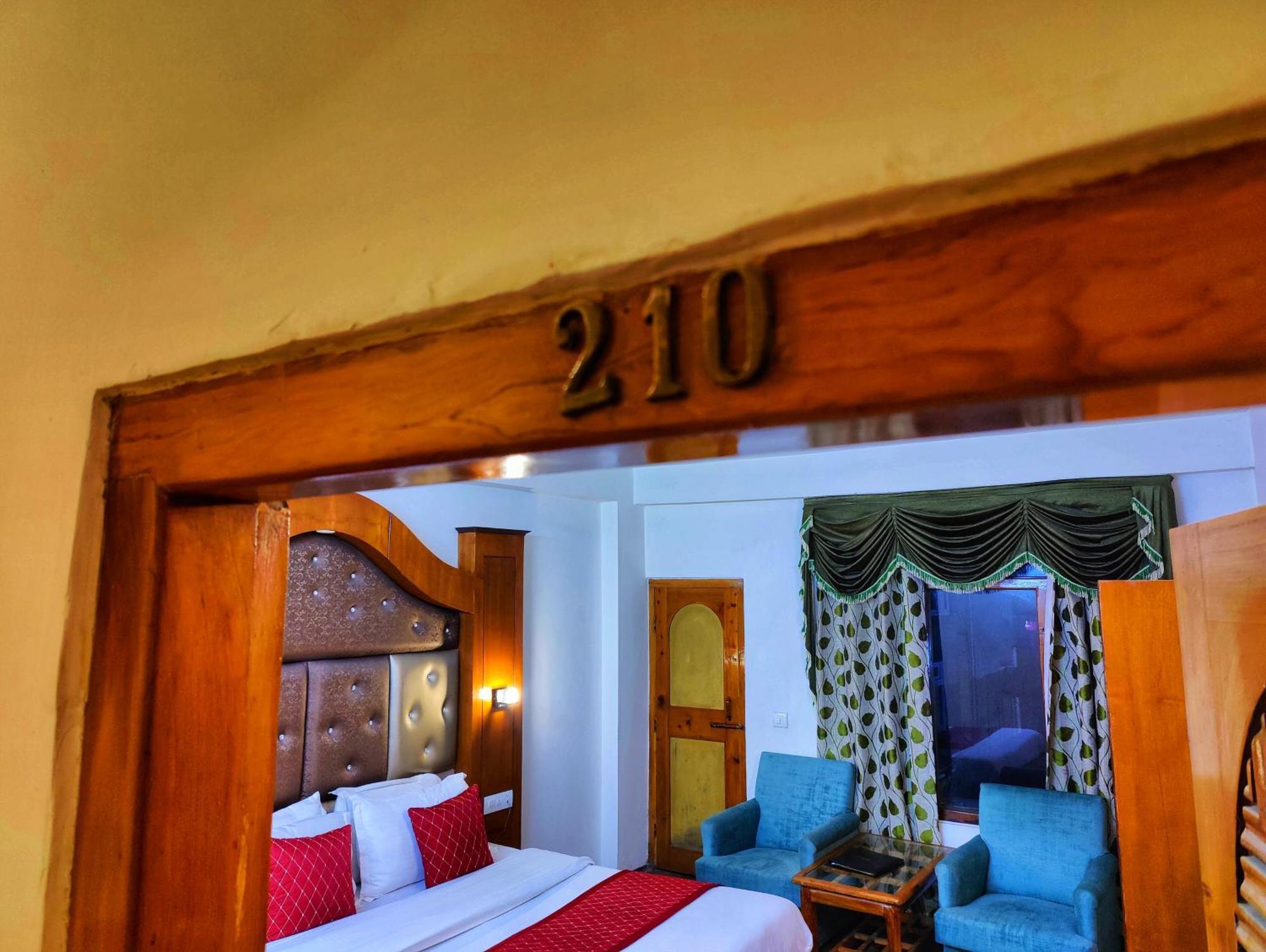 Surya International Hotel Manali Near Mall Road Екстер'єр фото