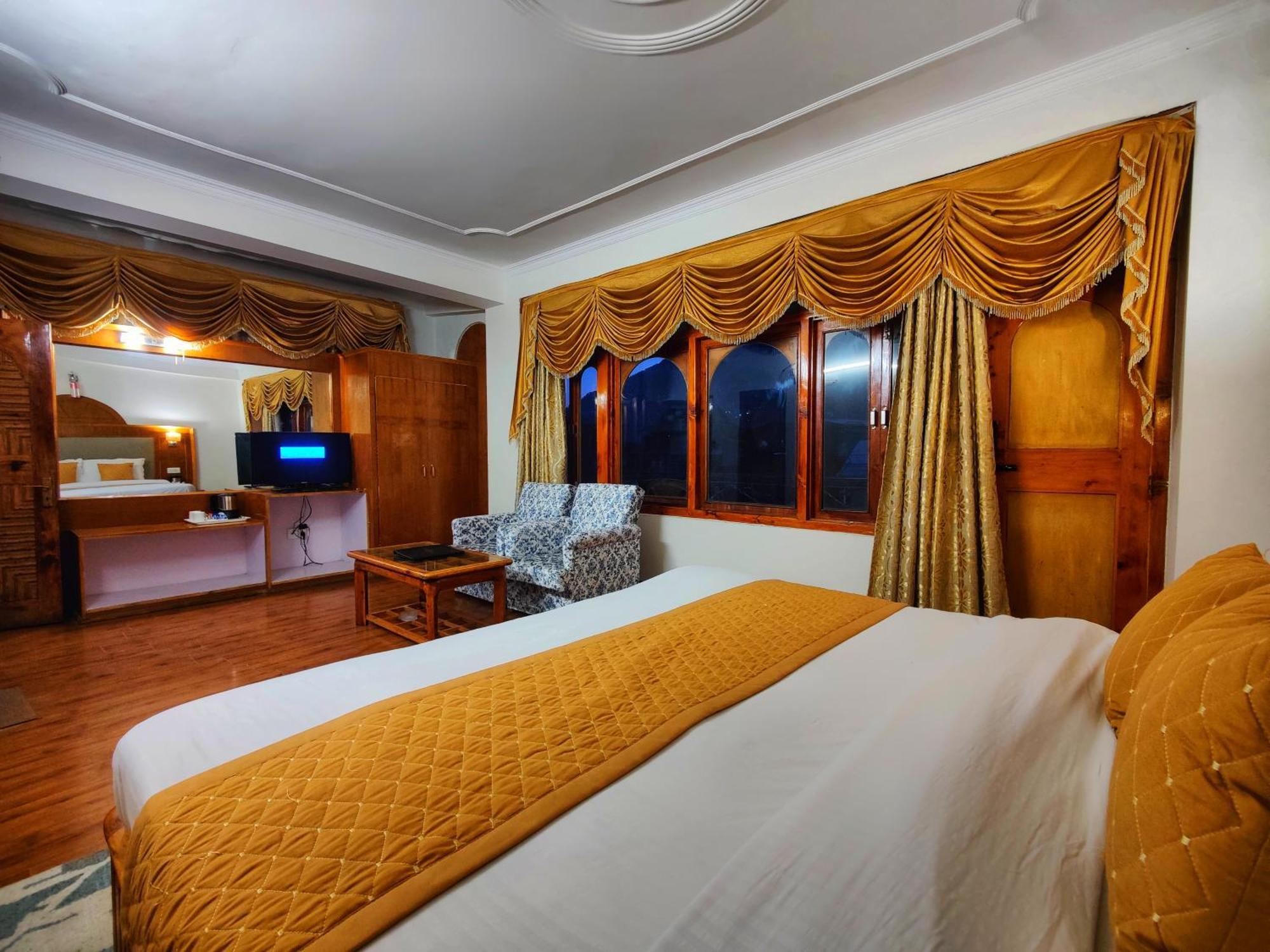 Surya International Hotel Manali Near Mall Road Екстер'єр фото