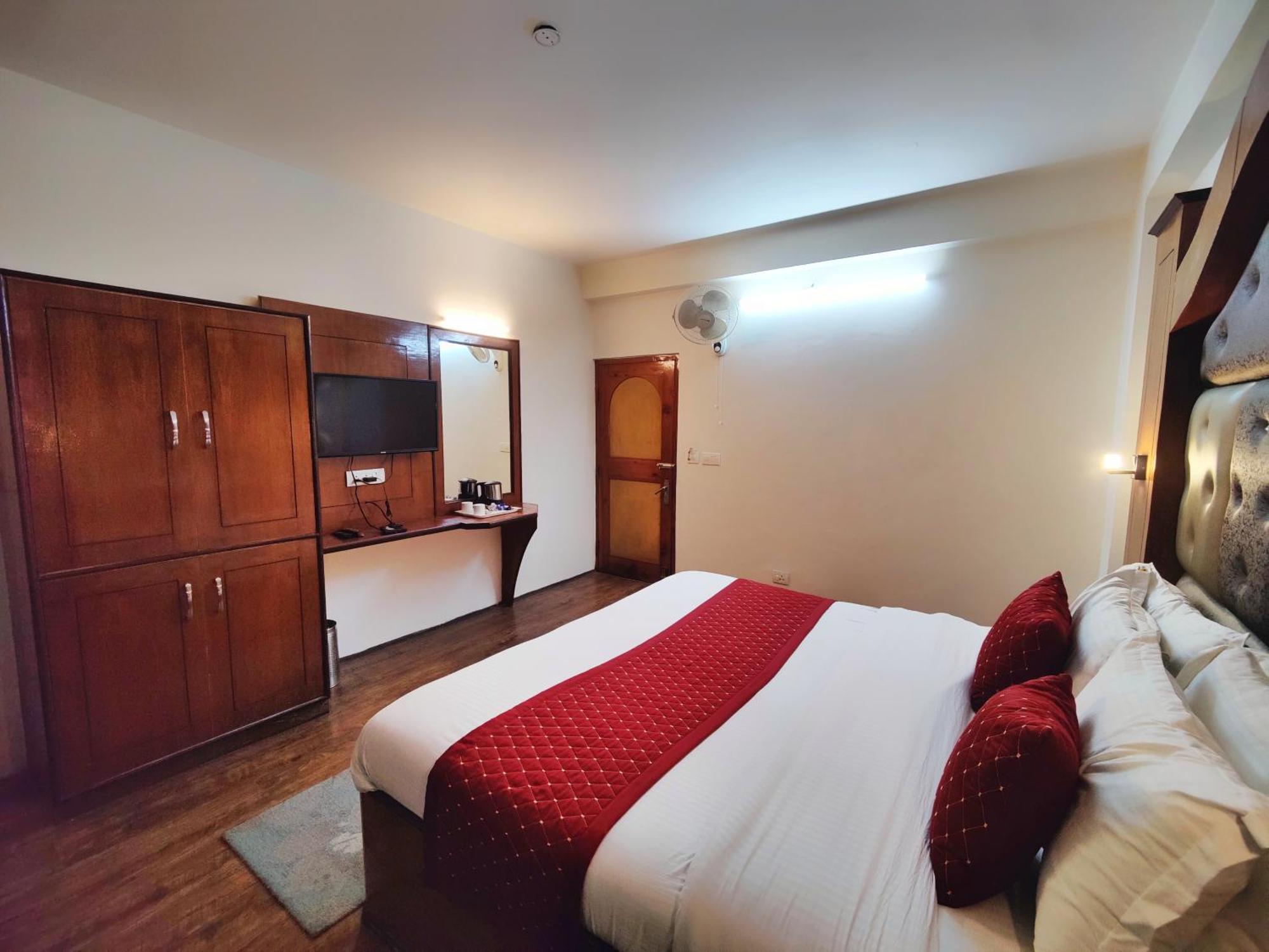 Surya International Hotel Manali Near Mall Road Екстер'єр фото